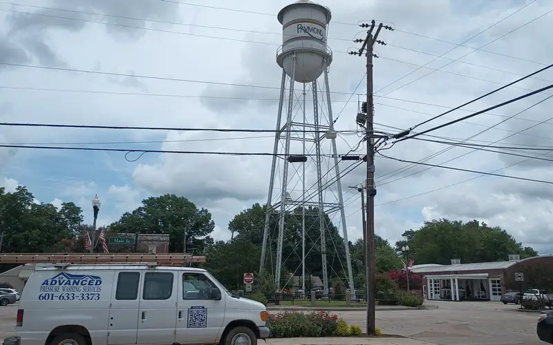 Raymond MS pressure washing service area with local homes and small town exterior surfaces